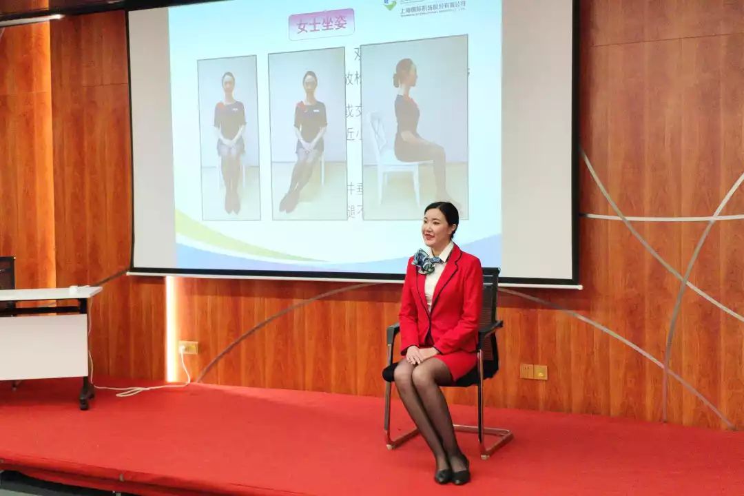 全國(guó)五一巾幗標(biāo)兵“白雪”翩翩而至——磁浮公司開展“燦爛微笑，標(biāo)準(zhǔn)儀態(tài)”服務(wù)禮儀培訓(xùn)